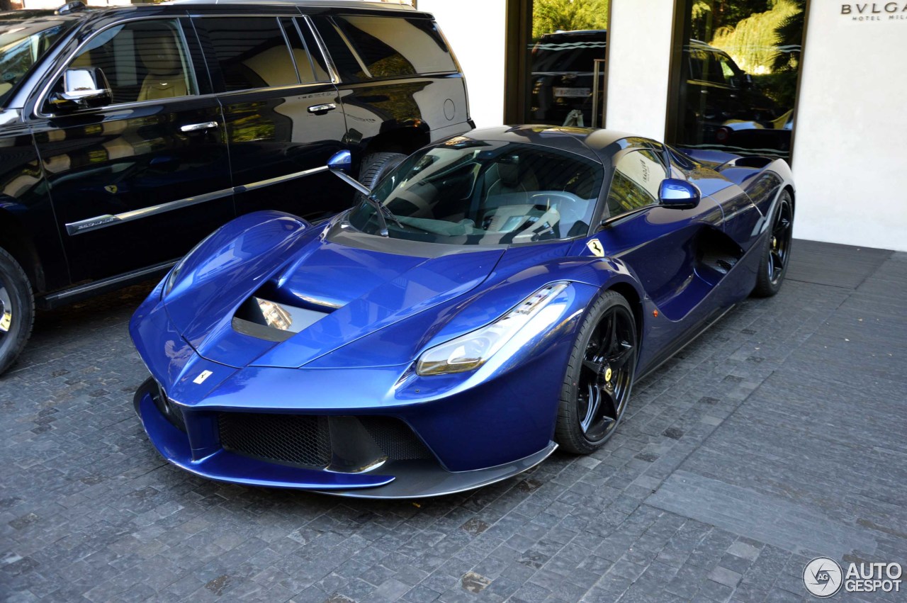 "بالصور" شاهد جمال اللون الأزرق على السيارة الخارقة الفيراري لافيراري Ferrari LaFerrari 5