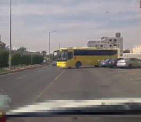 “فيديو” المرور يتفاعل مع بلاغ قدمه أحد المواطنين عن سائق حافلة مدرسية يعكس الطريق 9