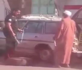 “فيديو“ شاهد رجل أمن يغير إطار سيارة رجل مُسن