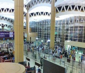 “فيديو“ شاهد حدوث عدة تسربات للمياه في الصالة الخامسة في مطار الملك خالد الدولي بالرياض