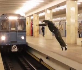 “فيديو“ شاهد شاب روسي يخفي ملامحه بقطعة قماش يقفز أمام القطارات متحدياً أن تصدمه 1
