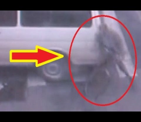 “فيديو“ شاهد مسن صيني ينجو من الموت بأعجوبة بعد أن صعدت حافلة صغيرة فوقه