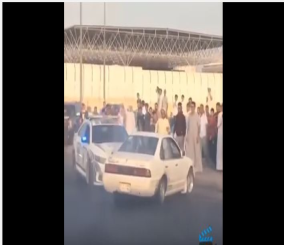 “فيديو” شاهد لحظة مداهمة دوريات الأمن لسيارة في ساحة التفحيط 7
