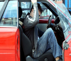 كيف تتجنب الصدمة الاستاتيكية عند خروجك من السيارة؟ 1