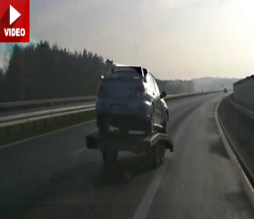 “فيديو“ شاهد مقطورة تحميل سوبارو رالي تنفصل عن السيارة في طريق سريع
