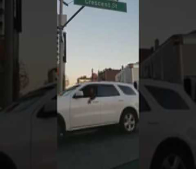 “فيديو“ شاهد سائق تاكسي يتعرض لهجوم لفظي عنيف من قبل أمريكي