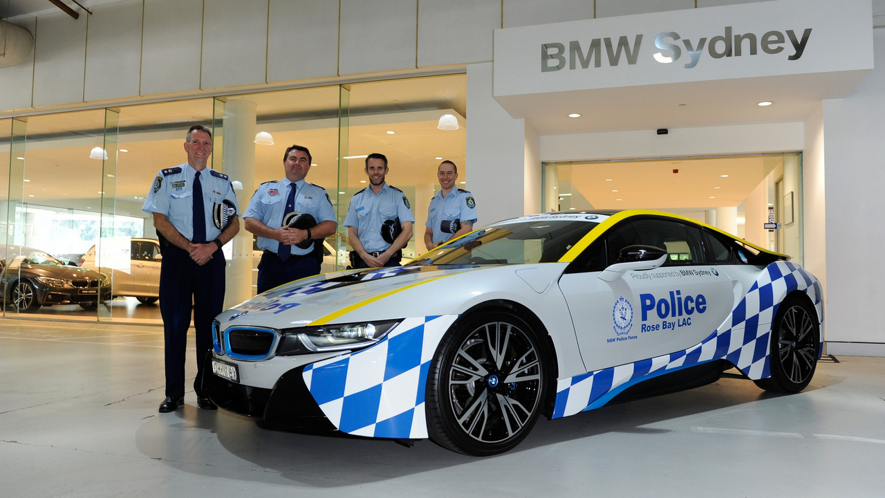 سيارة أخرى حديثة تنضم للشرطة الأسترالية ، هذه المرة “بي إم دبليو” i8 هايبرد BMW