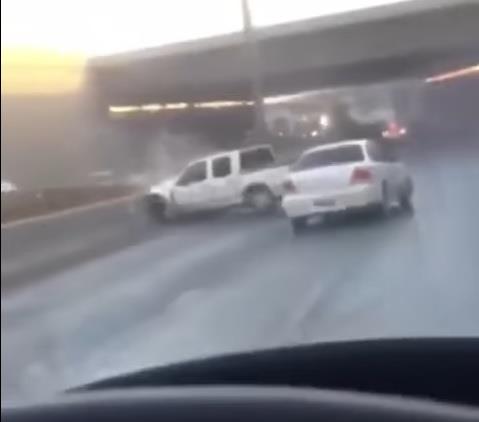 “فيديو” شاهد عناد بين قائدي سيارتين على طريق سريع ينتهي بوقوع حادث
