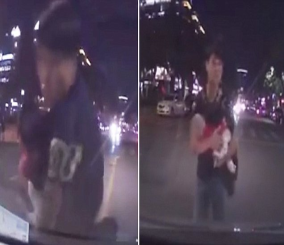 "فيديو" شاهد رجل صيني يقوم بإلقاء نفسه وطفله الرضيع أمام سيارة مسرعة 1