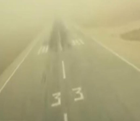 “فيديو” شاهد طيار سعودي يتمكن من الهبوط باحترافية عالية في مطار الرياض وسط انعدام الرؤية بسبب الغبار