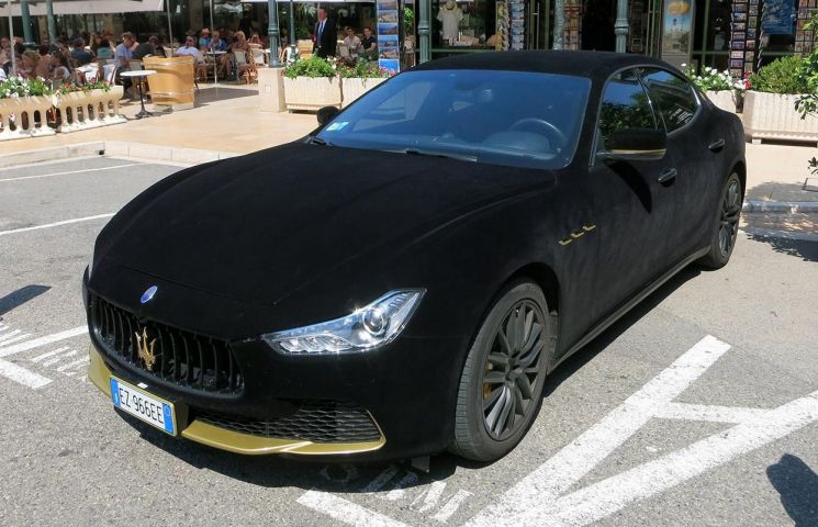 “مازيراتي” جيبلي ملفوفة بنسيج أسود تبرز تفاصيلها الأنيقة Maserati Ghibli