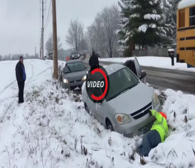 “فيديو” شاهد إصلاح شاحنة متوقفة في طريق جليدية يتسبب في حوادث متعددة