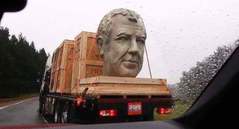 تمثال ضخم لرأس جيريمي كلاركسون ينقل على شاحنة بواشنطن لأجل “ذا جراند تور”