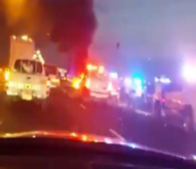 “فيديو” شاهد حادث احتراق سيارة على الطريق العام في الإمارات