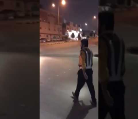 “فيديو“ شاهد ماذا فعل مواطن بعدما وقعت سيارته في حفرة بالرياض؟