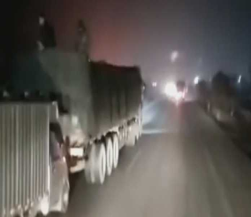“فيديو” شاهد عملية سرقة من حمولة شاحنة أثناء سيرها على الطريق السريع في الصين