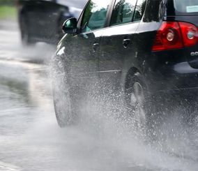 كيف تواجه خطر الانزلاق على الماء أثناء القيادة على الطرق المبتلة؟