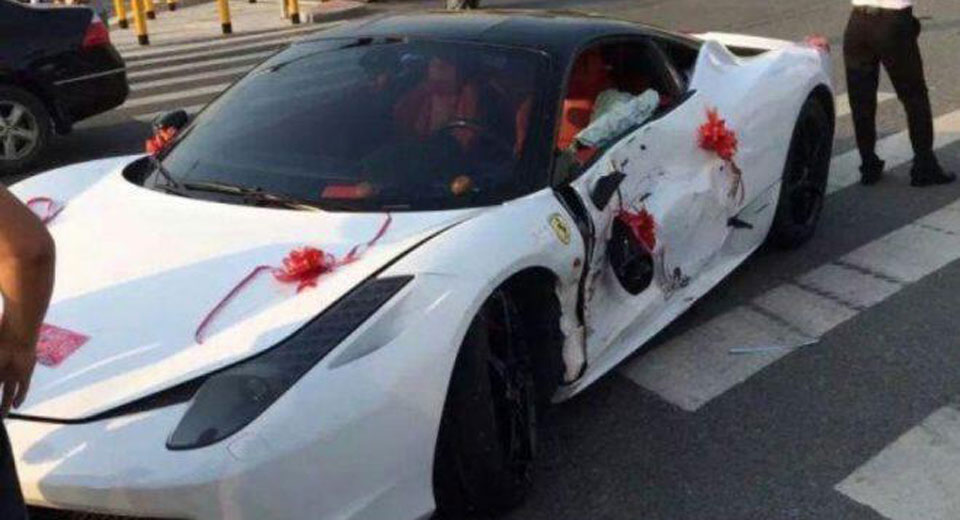 "بالصور" حادث بفيراري مستأجرة في زفاف صيني "Ferrari" 4