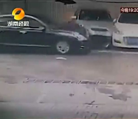 “فيديو” شاهد سيارة وهي تصطدم بعدة سيارات أخرى في مرآب أحد الفنادق الصينية