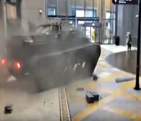 “فيديو” شاهد دبابة عسكرية تقتحم دبي مول أشهر مركز تجاري في الإمارات
