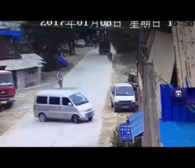 “فيديو” شاهد عملية انجراف غير مقصودة لسيارة كادت تتسبب في كارثة