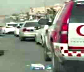 “فيديو” شاهد سيارة للهلال الأحمر تلقي أدوات طبية مستخدمة عند توقفها بإحدى الإشارات المرورية