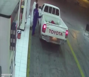 "فيديو" شاهد سرعة مذهلة لعامل محطة سوداني تمنع هروب سائق 1