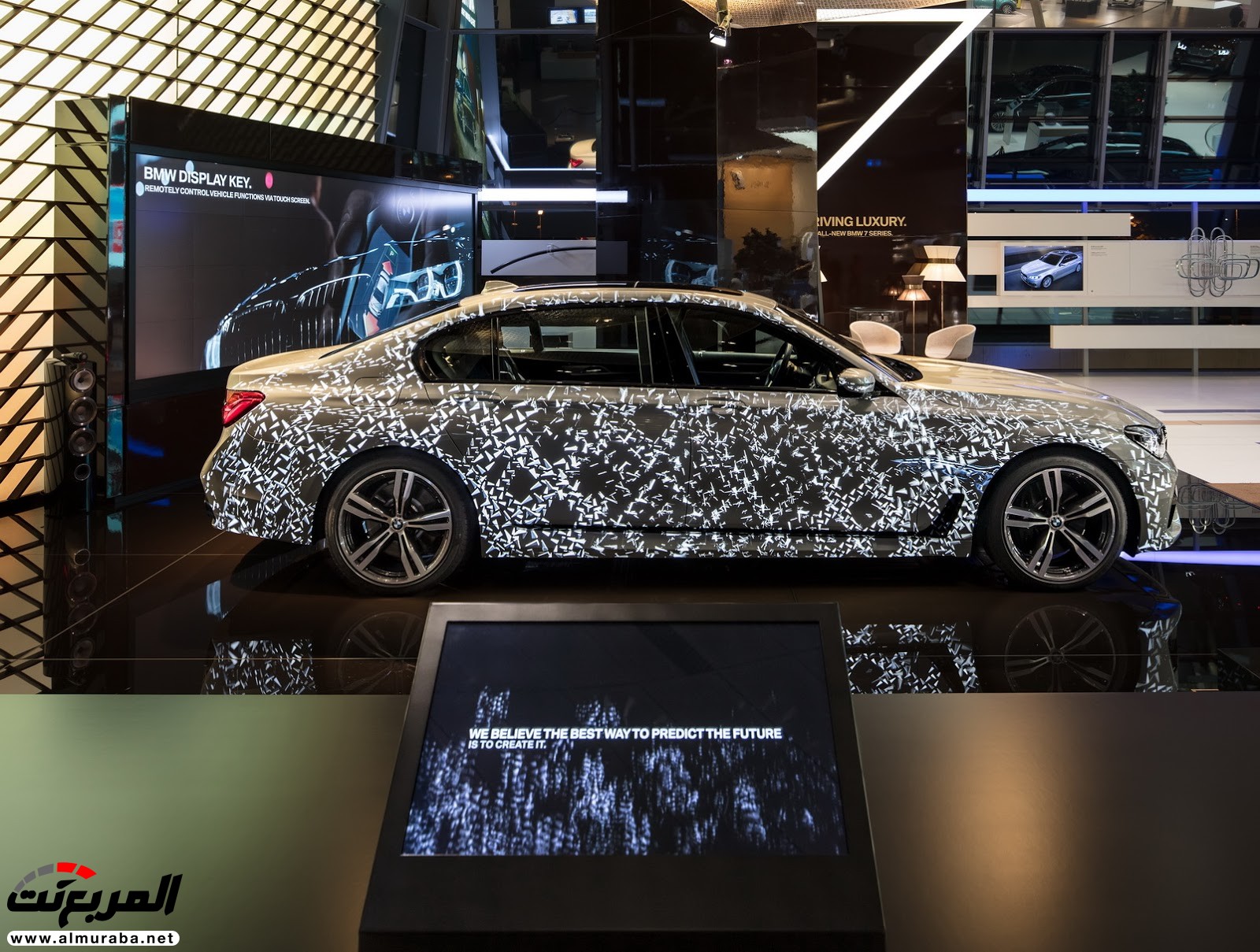 "بي إم دبليو" تجسّد مراحل تصميم الفئة السابعة عبر أجهزة البروجيكتور بمتاجرها العالمية BMW 7-Series 23