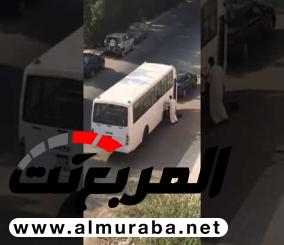 "فيديو" شاهد شابين سرقا بطاريات باص متوقف بحي السنابل بجدة 1