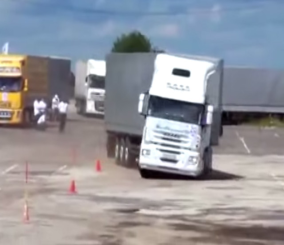 "فيديو" شاهد أروع مهارات السياقة للشاحنات! 1