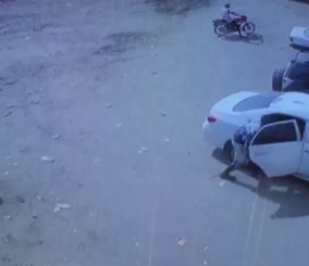 “فيديو” شاهد أحد اللصوص قام بسرقة مبالغ مالية وإثباتات من سيارة طالب جامعي