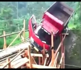 “فيديو” شاهد سقوط صادم لشاحنة من على جسر خشبي