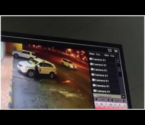 “فيديو” شاهد مهاجمة مجهولان لموظف جمارك يقود سيارته