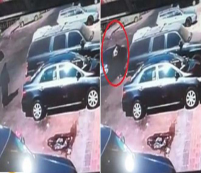 "فيديو" شاهد إلقاء القبض على سارقي امرأة بسيارتهما أثناء سيرها بأحد شوارع محافظة الخبر 3