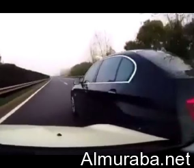 “فيديو” شاهد بي ام دبليو تصدم سيارة سيدان أثناء محاولة تجاوز سريعة