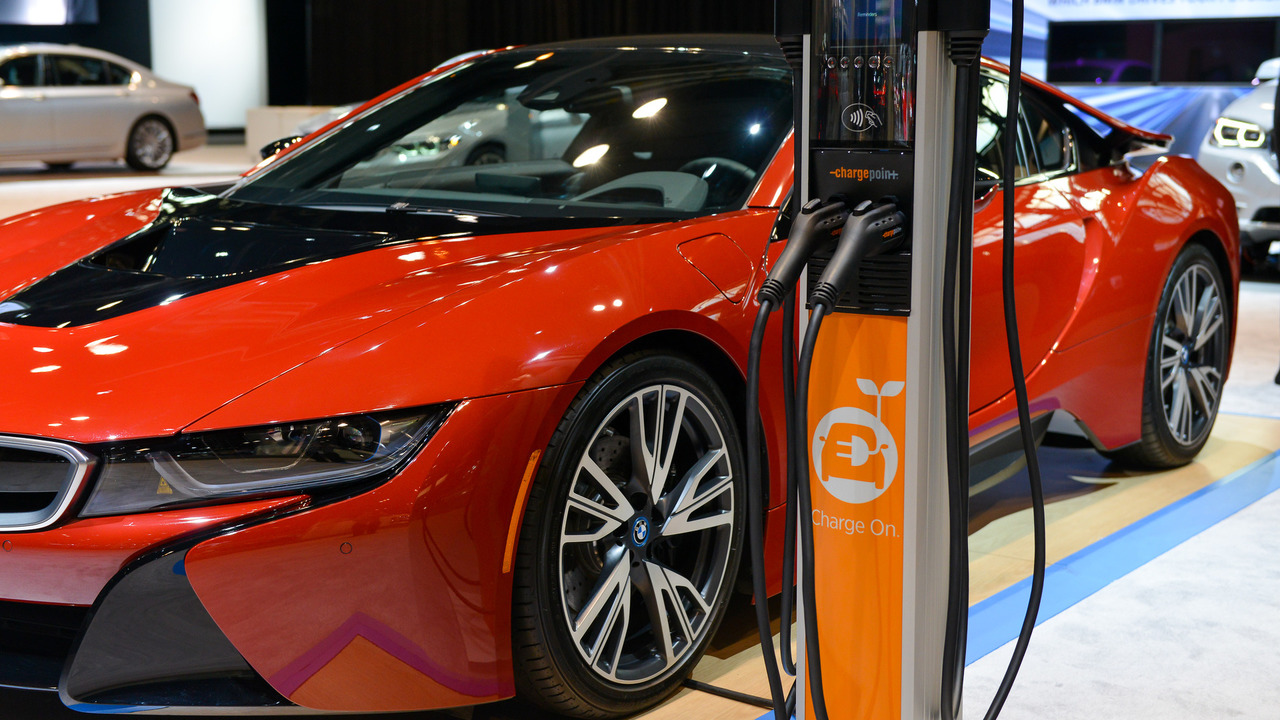 “بي إم دبليو” تكتفي بجلب مركبات كهربية إلى معرض سيارات شيكاغو BMW