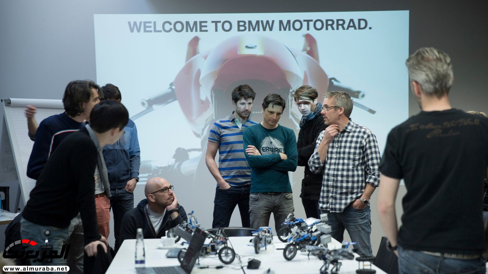 "بي إم دبليو" تكشف عن كونسبت الدراجة النارية الطائرة بعالم ليجو BMW 14