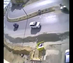 "فيديو" شاهد انزلاقات غريبة لسيارات بأحد شوارع الرياض دون معرفة السبب! 1
