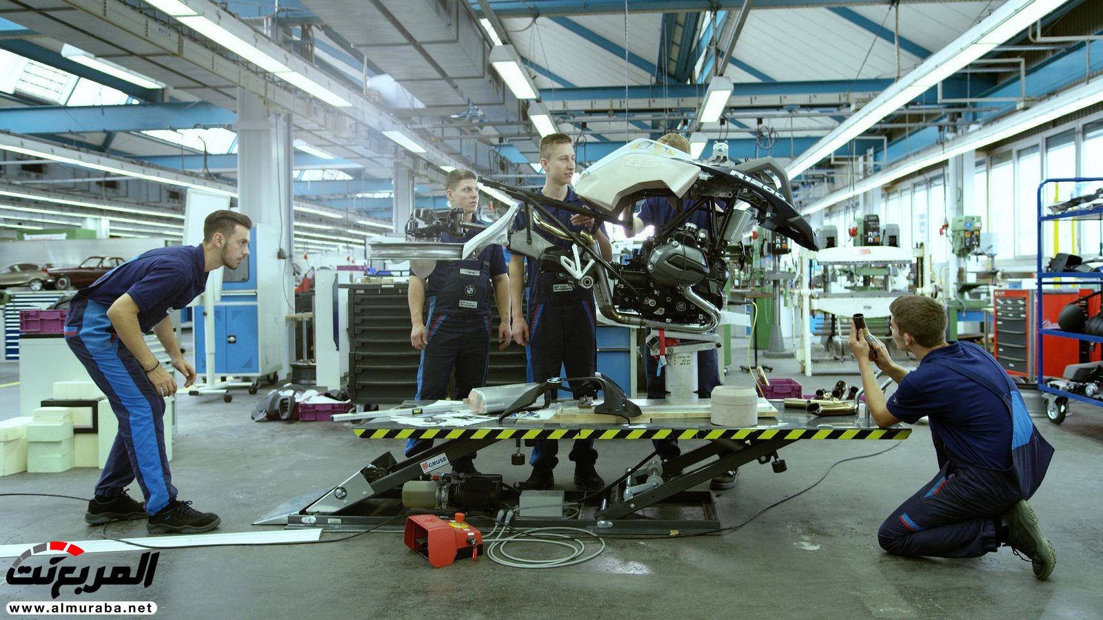 "بي إم دبليو" تكشف عن كونسبت الدراجة النارية الطائرة بعالم ليجو BMW 7