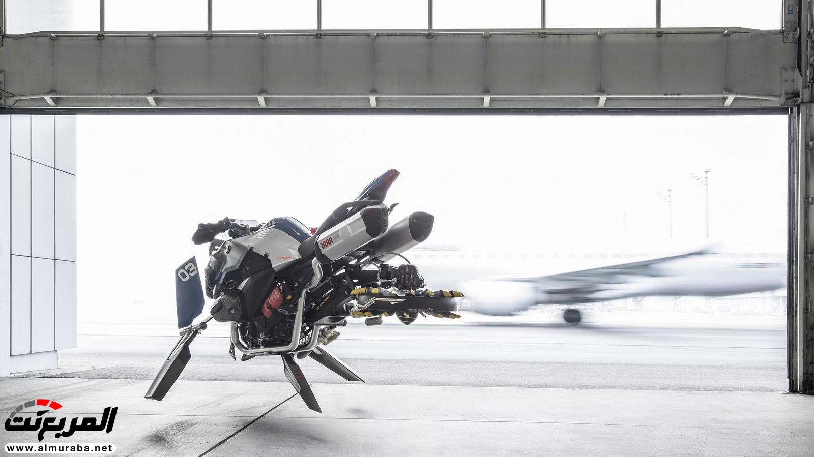 "بي إم دبليو" تكشف عن كونسبت الدراجة النارية الطائرة بعالم ليجو BMW 9