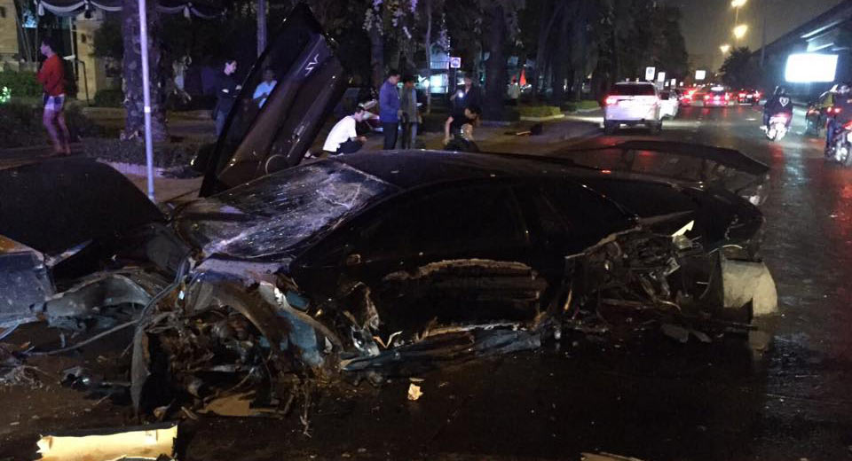 تايلندي يتورط بحادث يدمر "لامبورجيني" مورسيلاغو إس في الخاصة بصديقه Lamborghini Murcielago SV 1