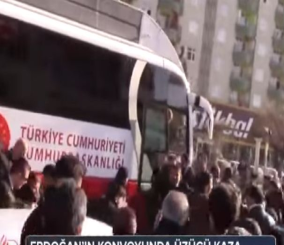 “فيديو” شاهد أحد الحراس الشخصيين للرئيس التركي يتعرض لحادث دهس من قبل حافلة الرئيس