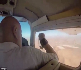“فيديو” شاهد رجل يفقد هاتفه على متن طائرة هليكوبتر بعد أن فتح النافذة لالتقاط صورة