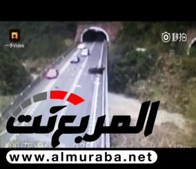 “فيديو” شاهد قائد مركبة ينجو من الموت بأعجوبة بعد انقلاب سيارته