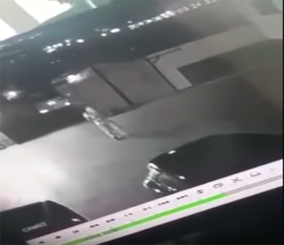 "فيديو" شاهد سرقة لص لمحتويات سيارة من منزل أحد المواطنين الإماراتيين 9