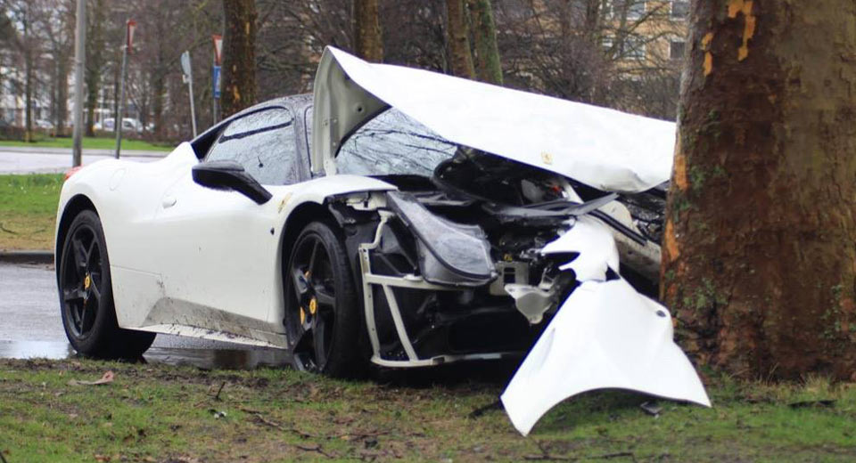 "فيراري" 458 إيتاليا تدمر إثر اصطدامها بشجرة بهولندا Ferrari 458 Italia 1
