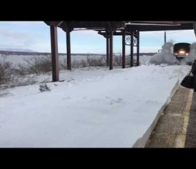 “فيديو” شاهد ثلج يتساقط بكثافة أثناء حضور القطار مما تسبب في مشهد مخيف