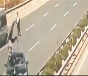 “فيديو” شاهد شابا تطيح به سيارة مسرعة وتدهسه فور سقوطه على الأرض