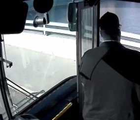 “فيديو” شاهد سائق حافلة يتمكن من إنقاذ حياة سيدة كانت توشك على الانتحار