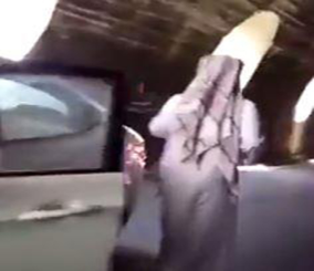 "فيديو" شاهد قيام أحد المواطنين بإعاقة حركة السير في نفق بعقبة شعار 1